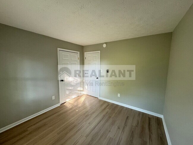 Building Photo - 105 Aster Pl