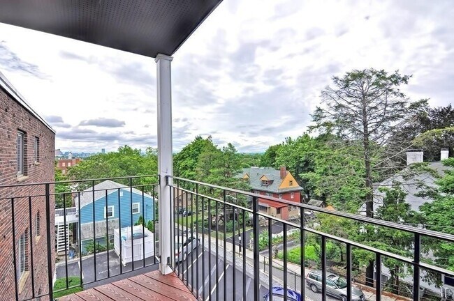 Building Photo - 27 Alpine St