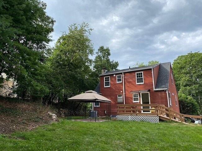 Building Photo - 12 Riverview Dr