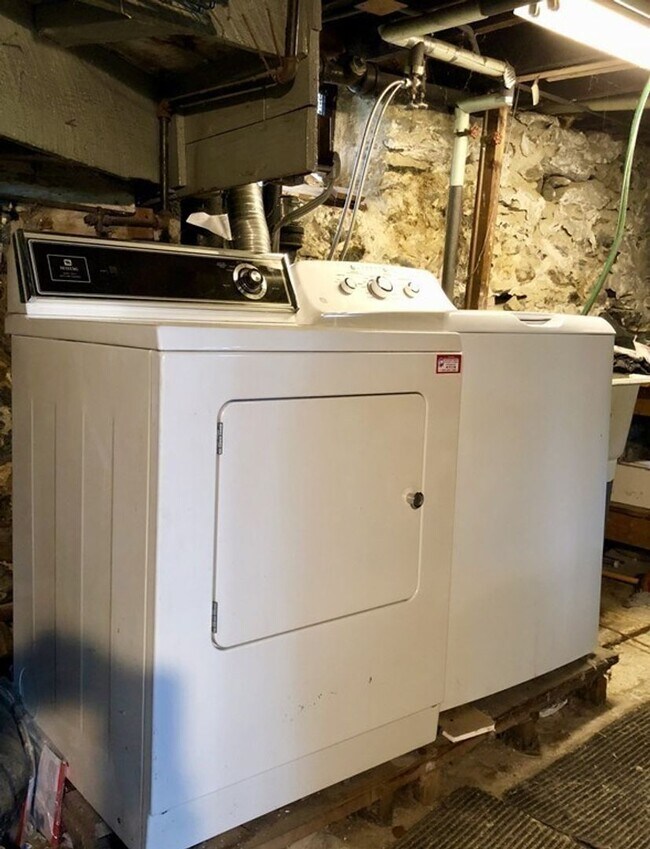 Building Photo - SINGLE FAMILY HOME IN BEAUTIFUL QUIET QUAI...