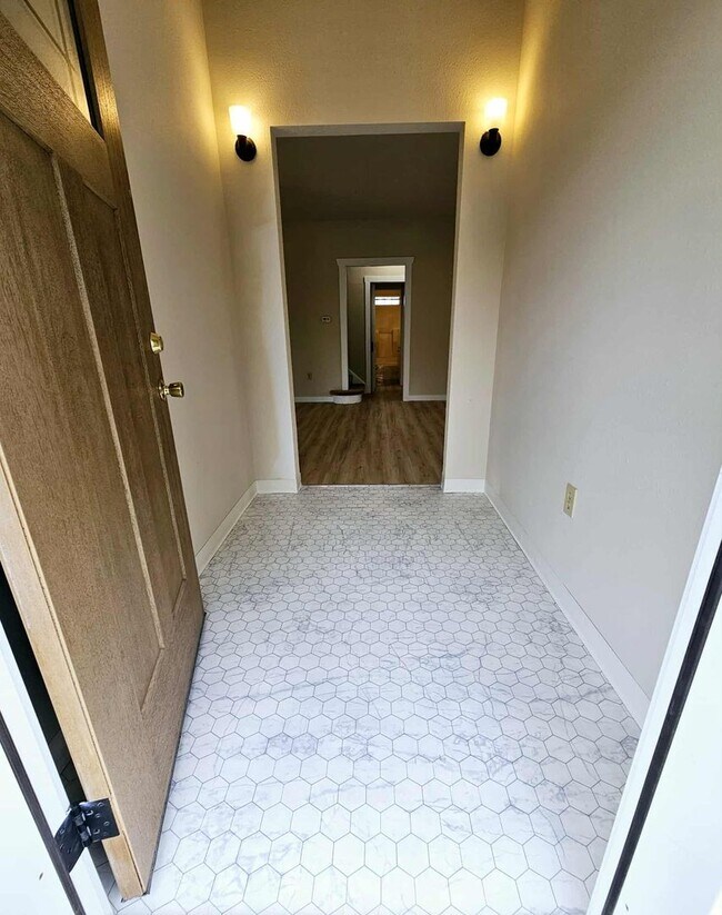 Building Photo - Charming house in desirable downtown Sumner