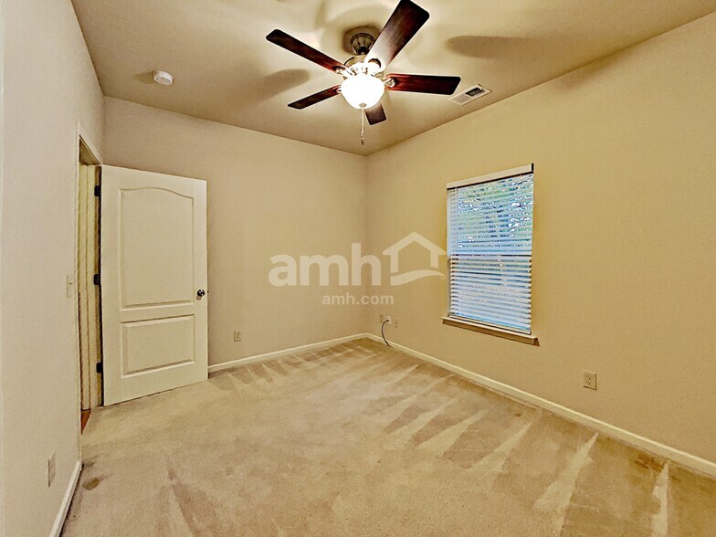 Building Photo - 3840 Aspen Springs