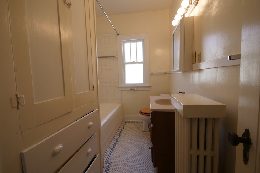 full bathroom tub & shower - 717 W S St