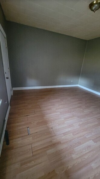 Building Photo - 428 W Wardville St