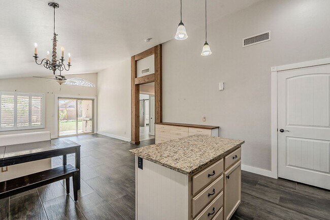 Building Photo - 4 bed, 2 bath home in Peoria