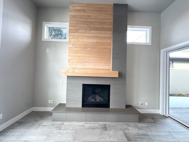 Building Photo - Rarely available in the most preferred River District! Available July 2026