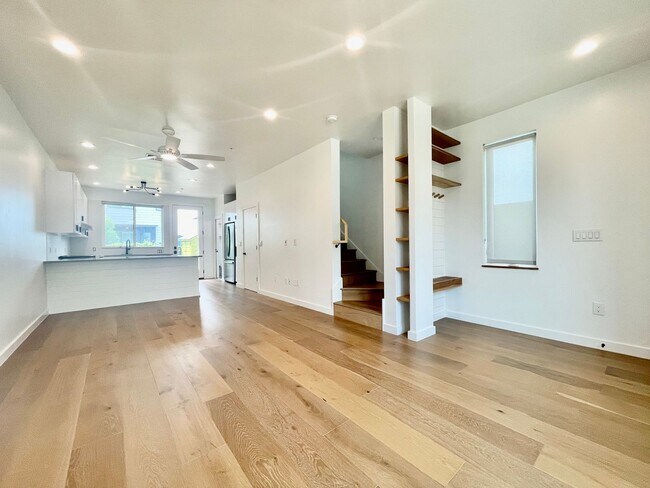 Building Photo - Modern High-End Townhome!