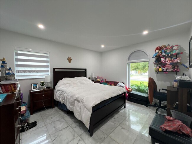Building Photo - 4934 NW 94th Doral Pl