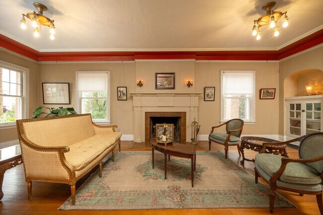 Building Photo - WONDERFUL HISTORIC 5 BED 3 BATH PROPERTY WITH CARRIAGE HOUSE