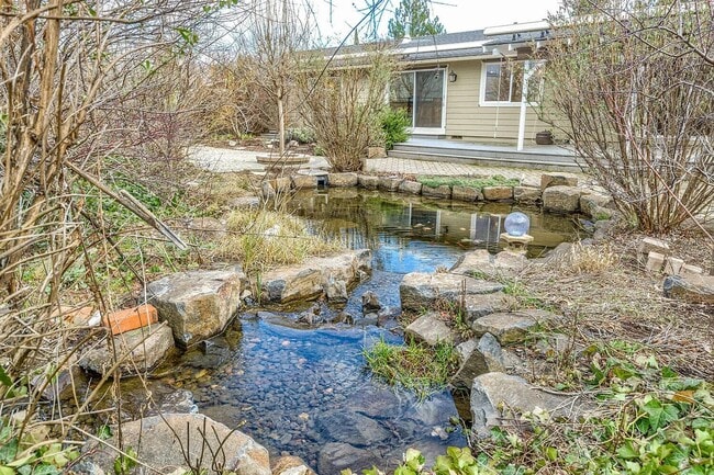 Building Photo - Beautiful home on large, landscaped flag lot - Available March