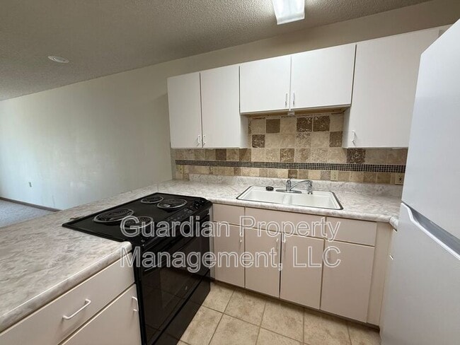 Building Photo - 1645 N Country Club Rd