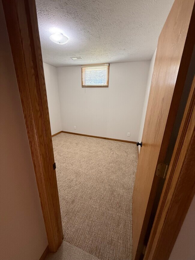 Building Photo - 8197 Cottonwood Dr