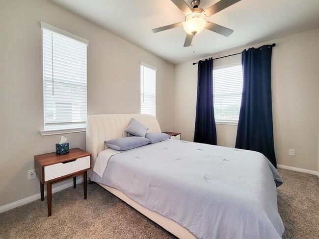 Building Photo - 1510 Lakeline Oak Dr