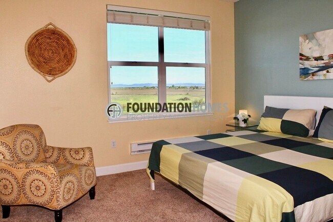 Building Photo - FURNISHED -Top-floor end-unit Condo - FOUN...