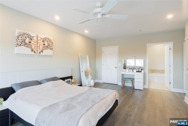 Building Photo - 302 The Promenade