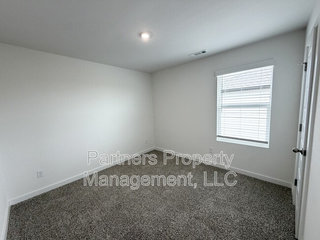 Building Photo - 537 S Neon Ave