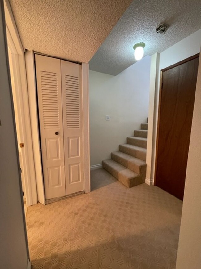 Building Photo - 2 Bedroom, 1.5 Bath Townhouse