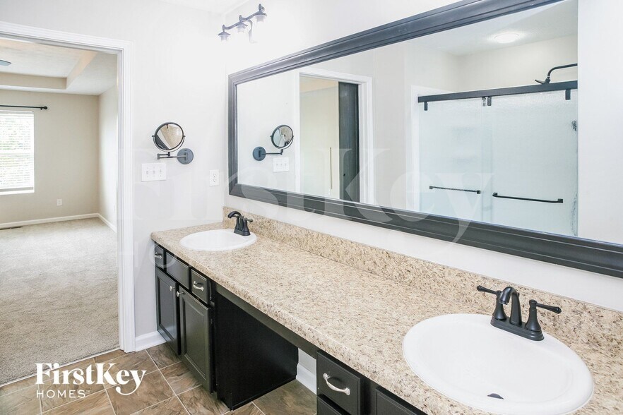 Building Photo - 4020 Poplar Dr