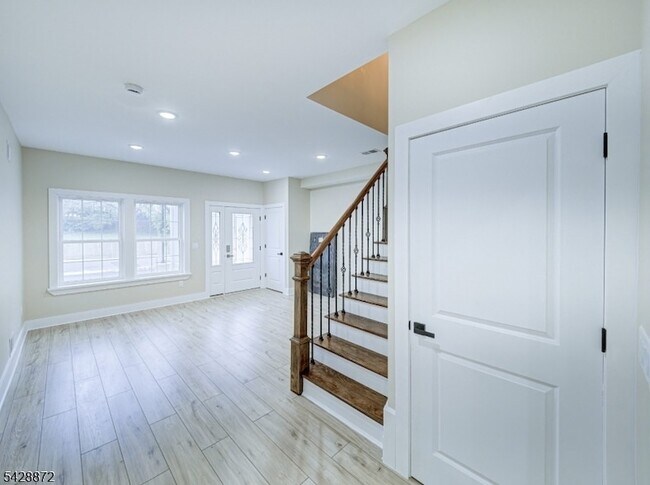 Building Photo - 8 Travers Ave