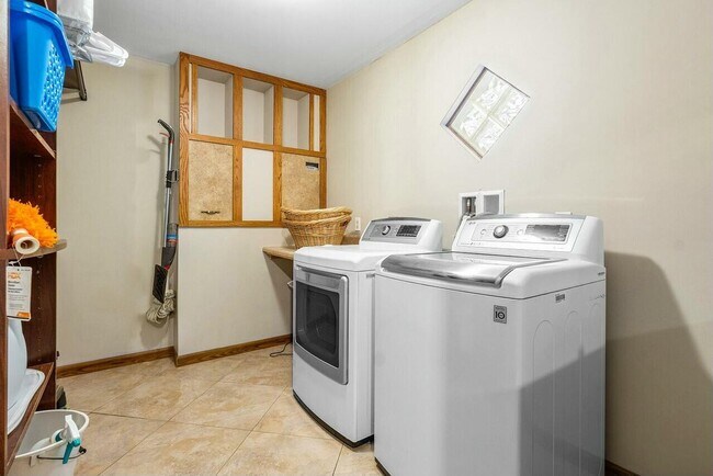 Building Photo - 9266 Pinion Dr