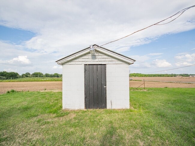 Building Photo - Farm House! Great Location....25 minutes from Huntsville!