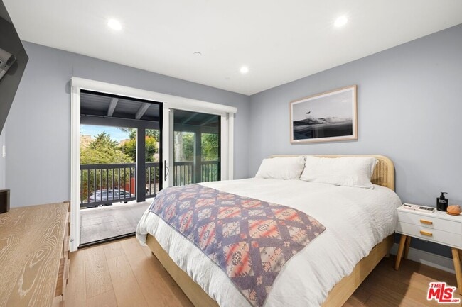 Building Photo - 637 Santa Clara Ave