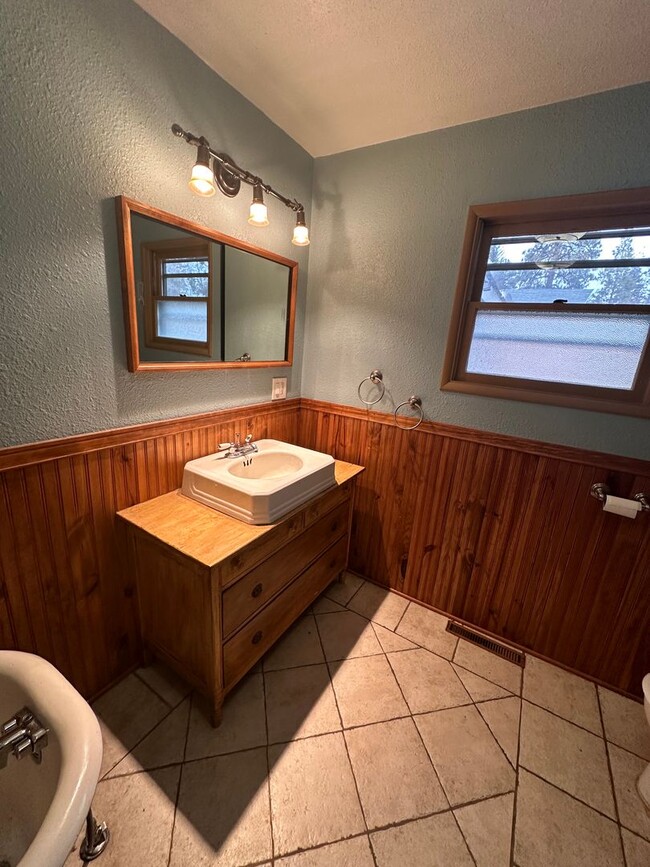 Building Photo - MIDTOWN 3 Bdrm House, All Appliances incl ...