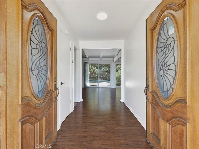 Building Photo - 10918 Reseda Blvd