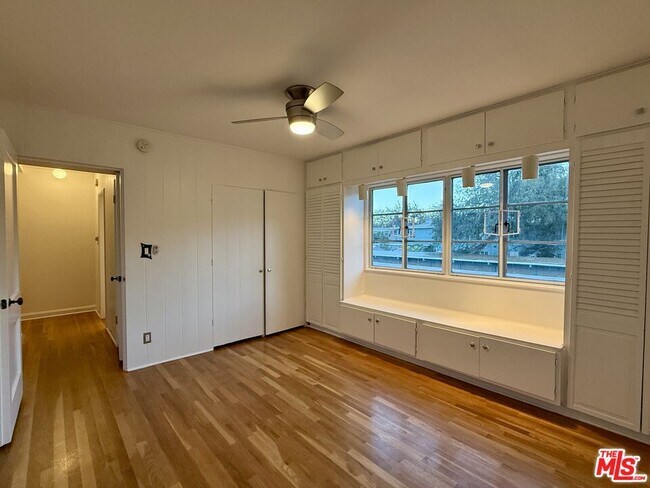 Building Photo - 5560 Village Green