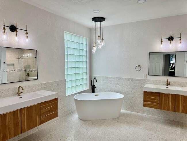 Building Photo - 2525 Bay Pointe Ct