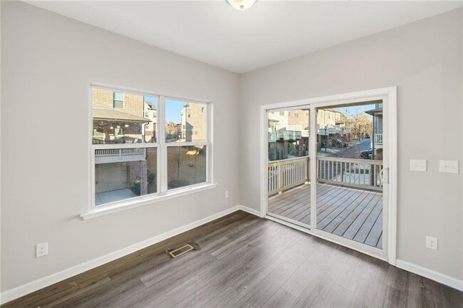 Building Photo - 318 Commons Ave