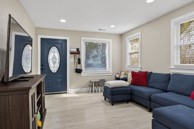 Building Photo - 2210 Pearl St