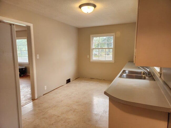 Building Photo - 4 bed 1 bath single family house.
