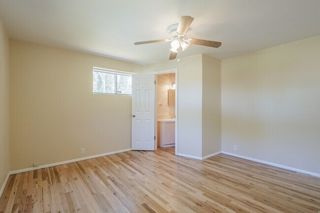 Building Photo - 718 Brassie Dr