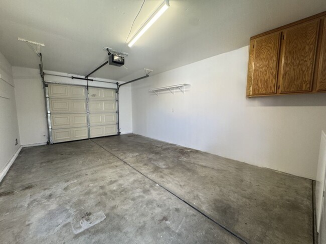 Building Photo - COMING SOON!!! Lovely 3 Bedroom / 2 Bath Apartment in Cathedral City!