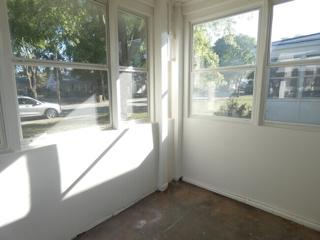 Building Photo - Beautiful Duplex in North Kansas City!