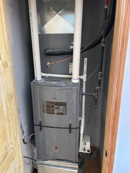 Building Photo - 4817 W Cornelia Ave