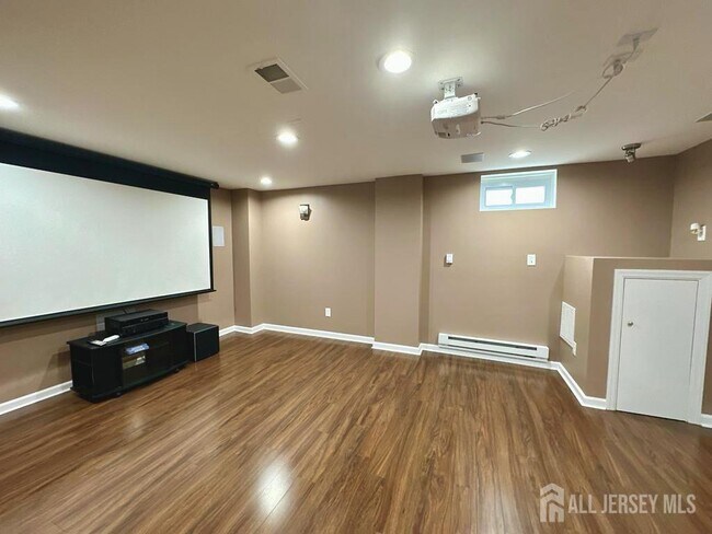 Building Photo - 1304 Dahlia Cir