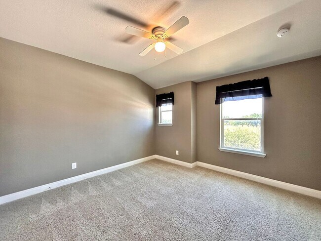 Building Photo - Modern 5/BR 3/BA Home with Spacious Living...