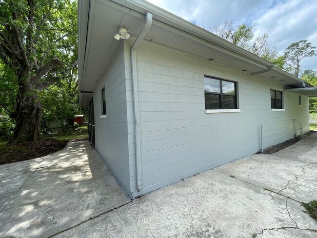 Building Photo - **4/2 Single Family home Available Now!!**
