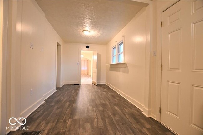 Building Photo - 1417 E Bradbury Ave