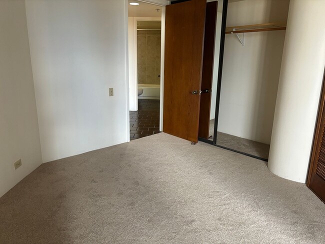 Building Photo - Honolulu Tower - 2 Bdrm/2 Bath/1 Prkg (Chi...