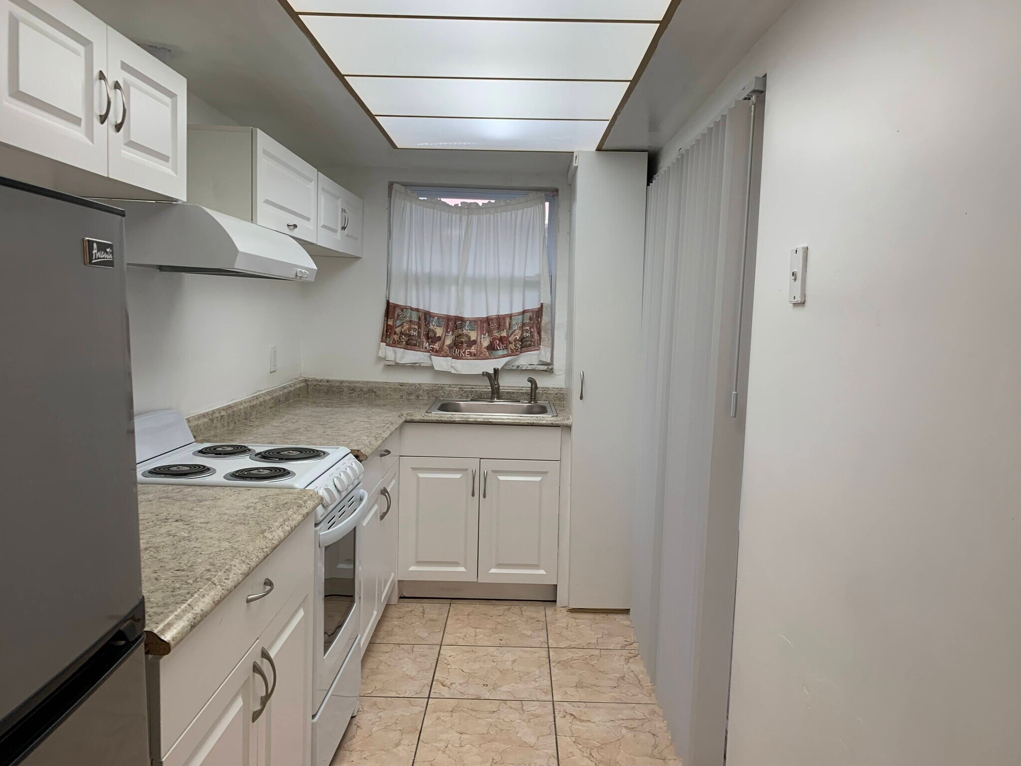 Building Photo - 180 NE 12th Ave