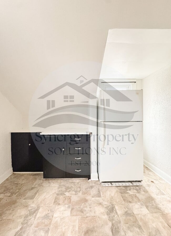 Building Photo - Bartley Ave 46 - 46 1/2