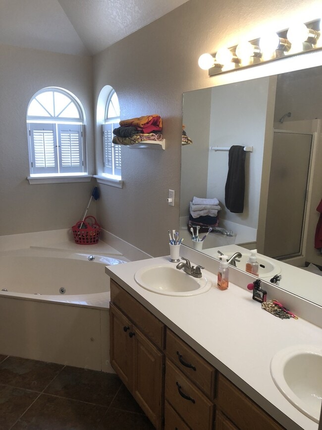 Building Photo - 3 Bedroom Plus Office in Stone Mill! Great open floor plan, huge kitchen!