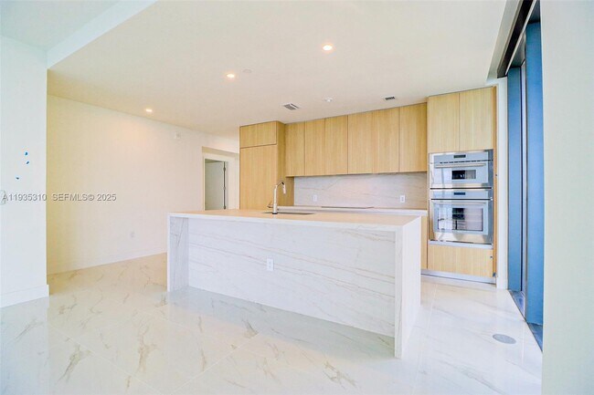 Building Photo - 700 NE 24th St