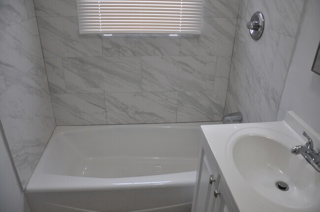 Building Photo - 520 Naranja Dr