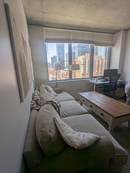 Building Photo - 659 W Randolph St