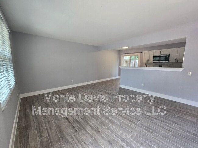 Building Photo - 2504 Manor Cir