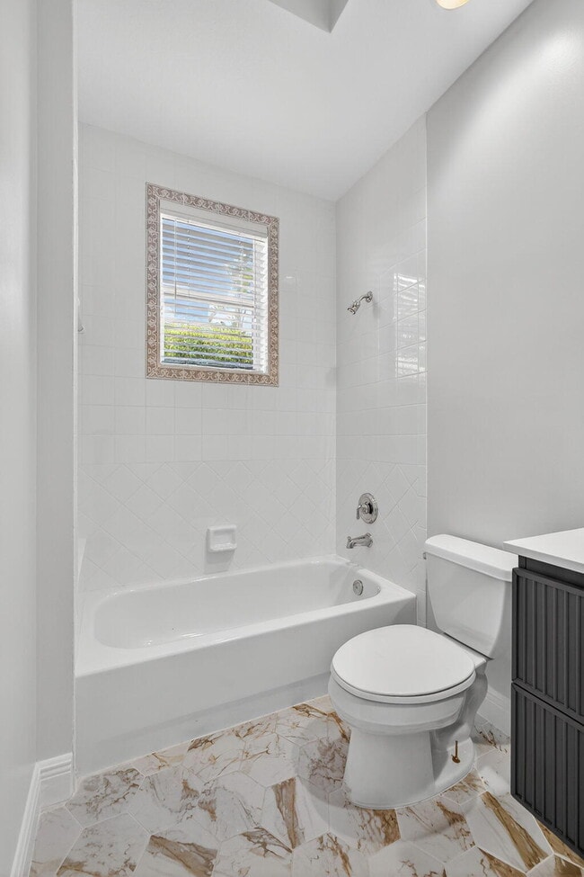 Building Photo - 6778 Oakmont Way